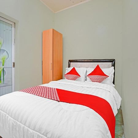 Oyo 90804 Oma Uti Homestay Syariah Jogjakarta Buitenkant foto
