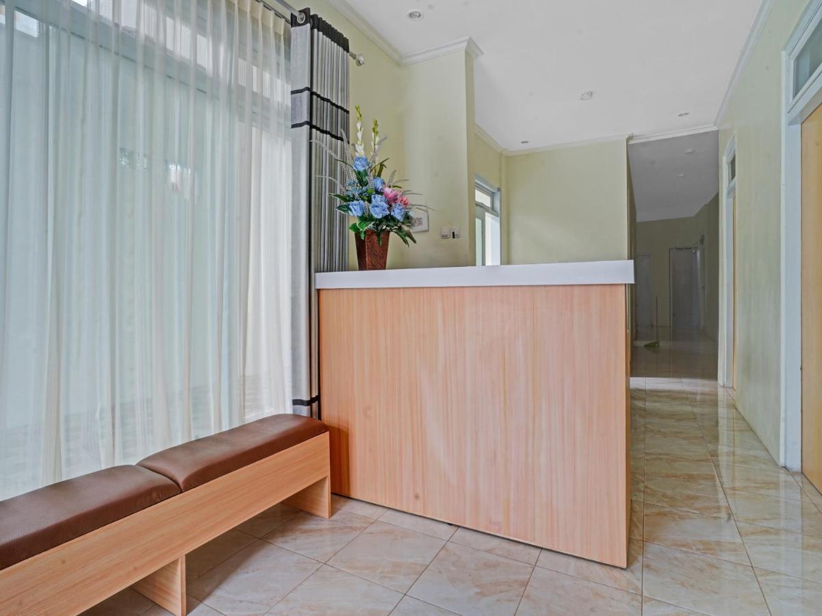 Oyo 90804 Oma Uti Homestay Syariah Jogjakarta Buitenkant foto