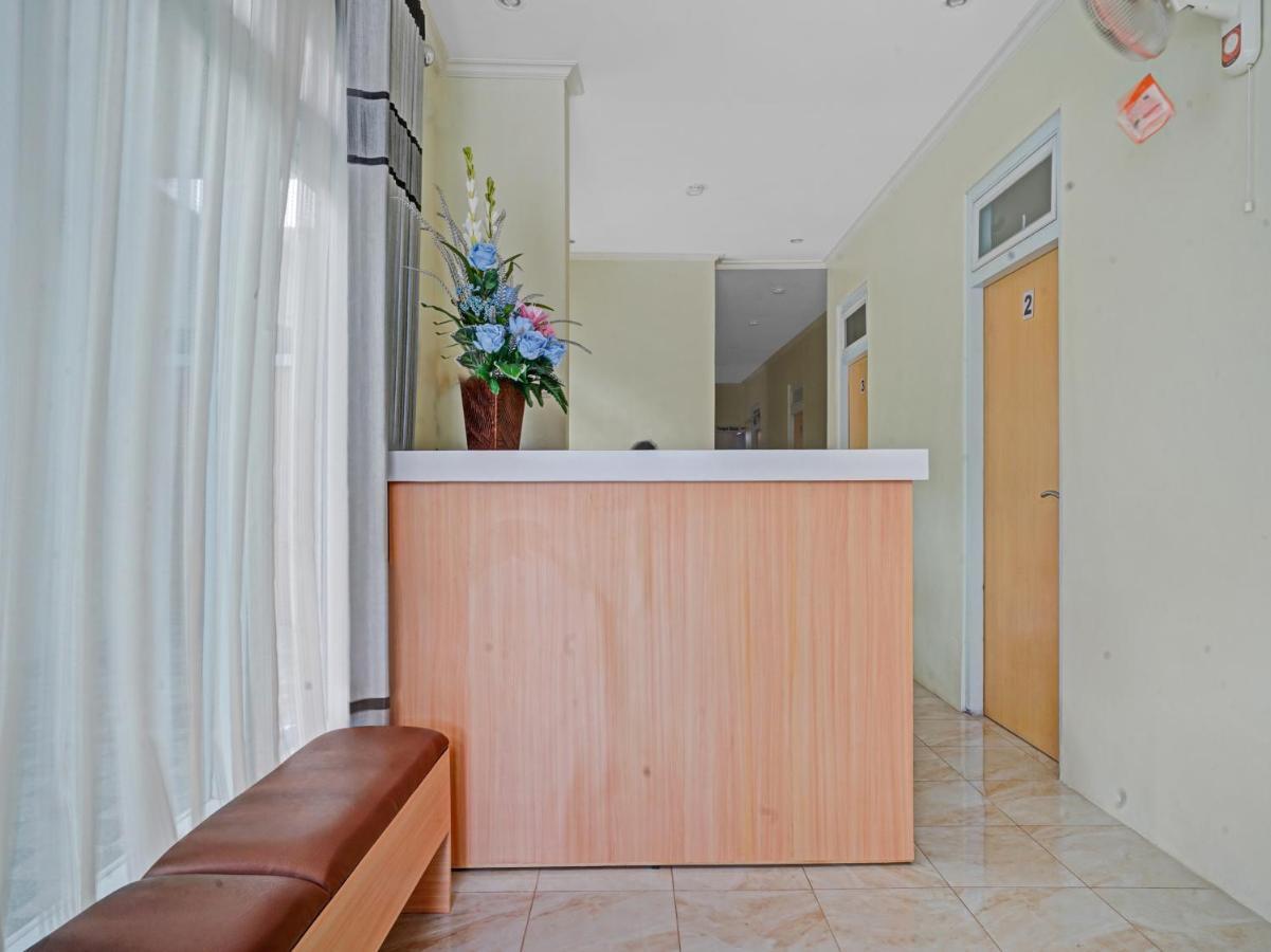 Oyo 90804 Oma Uti Homestay Syariah Jogjakarta Buitenkant foto