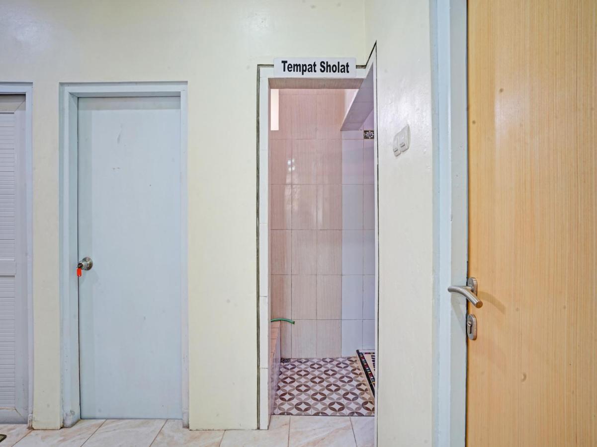 Oyo 90804 Oma Uti Homestay Syariah Jogjakarta Buitenkant foto