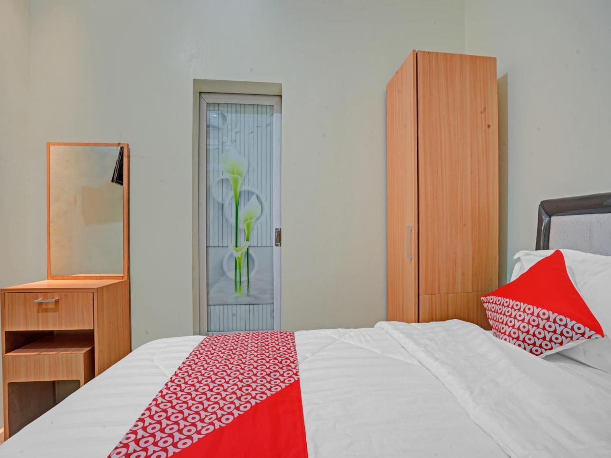 Oyo 90804 Oma Uti Homestay Syariah Jogjakarta Buitenkant foto