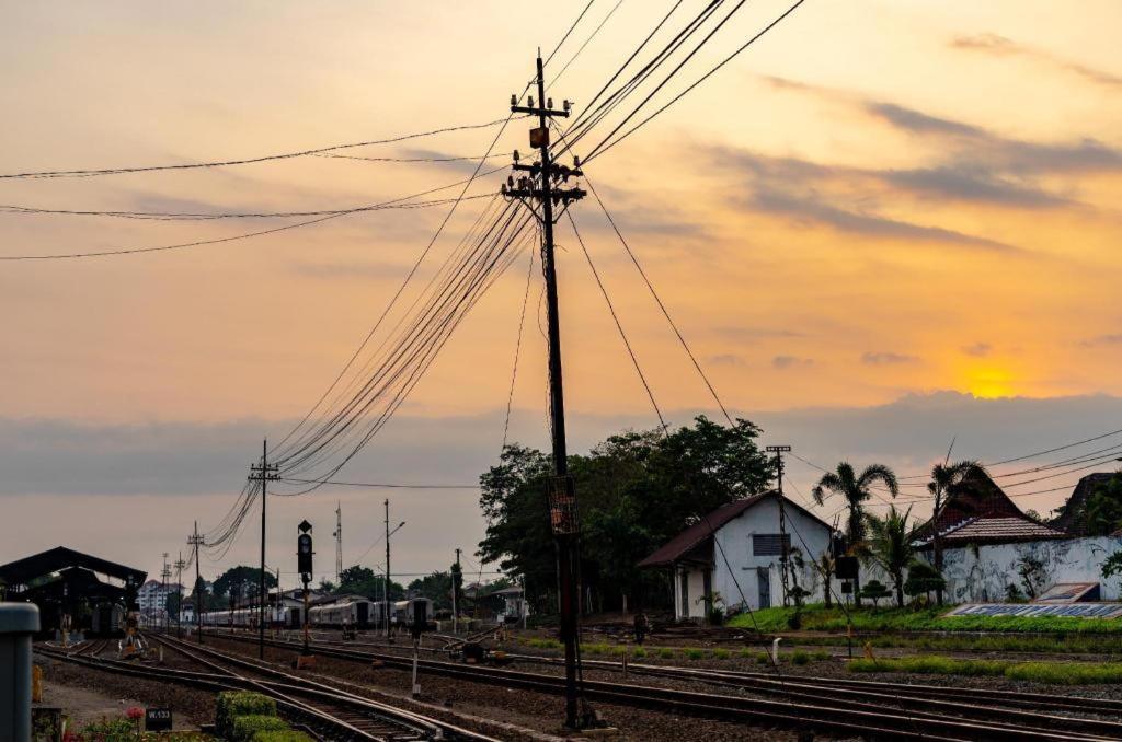 Oyo 90804 Oma Uti Homestay Syariah Jogjakarta Buitenkant foto